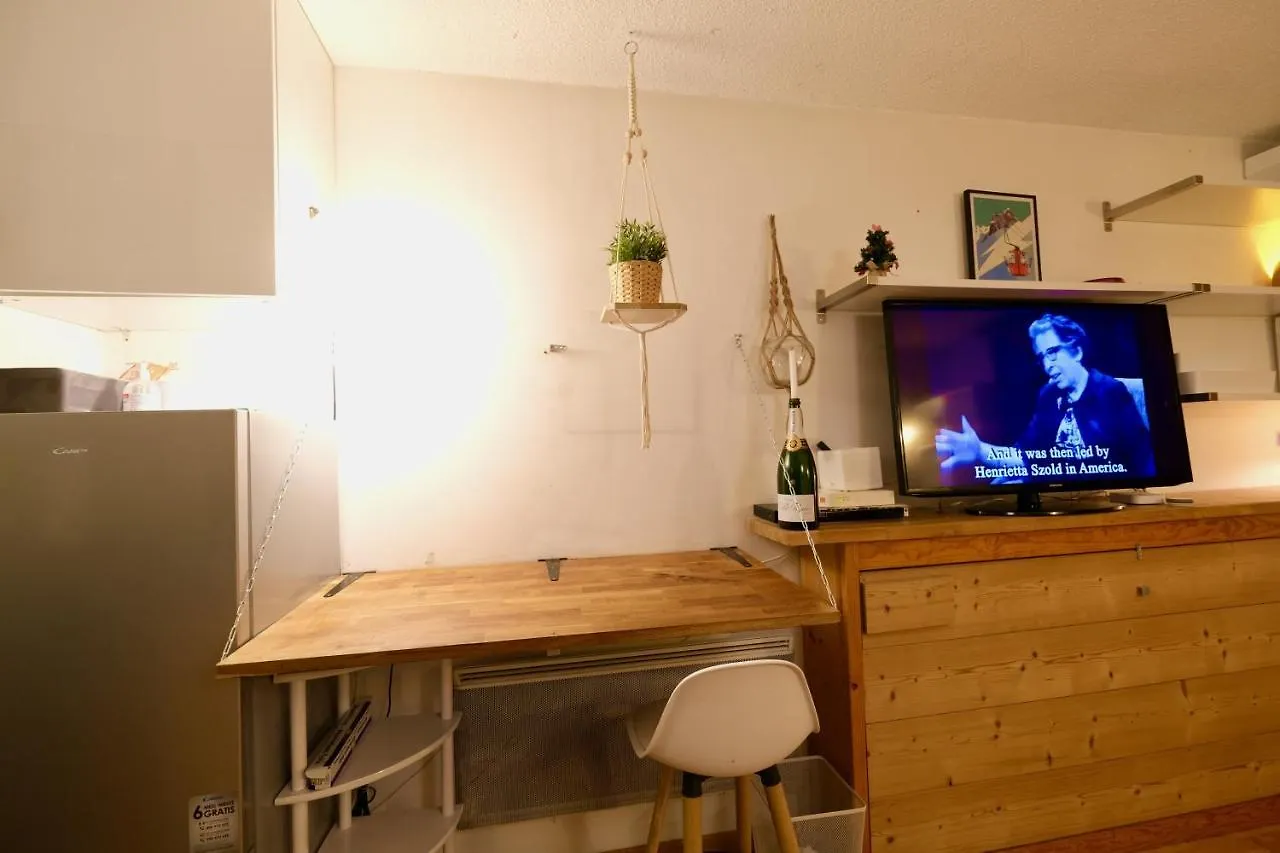 Cozy Chamonix Ski Studio With Mountain Views Апартаменты