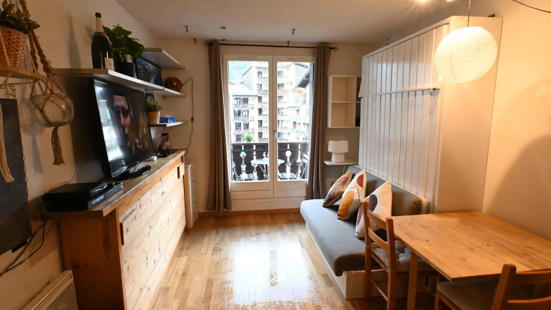 Cozy Chamonix Ski Studio With Mountain Views Апартаменты