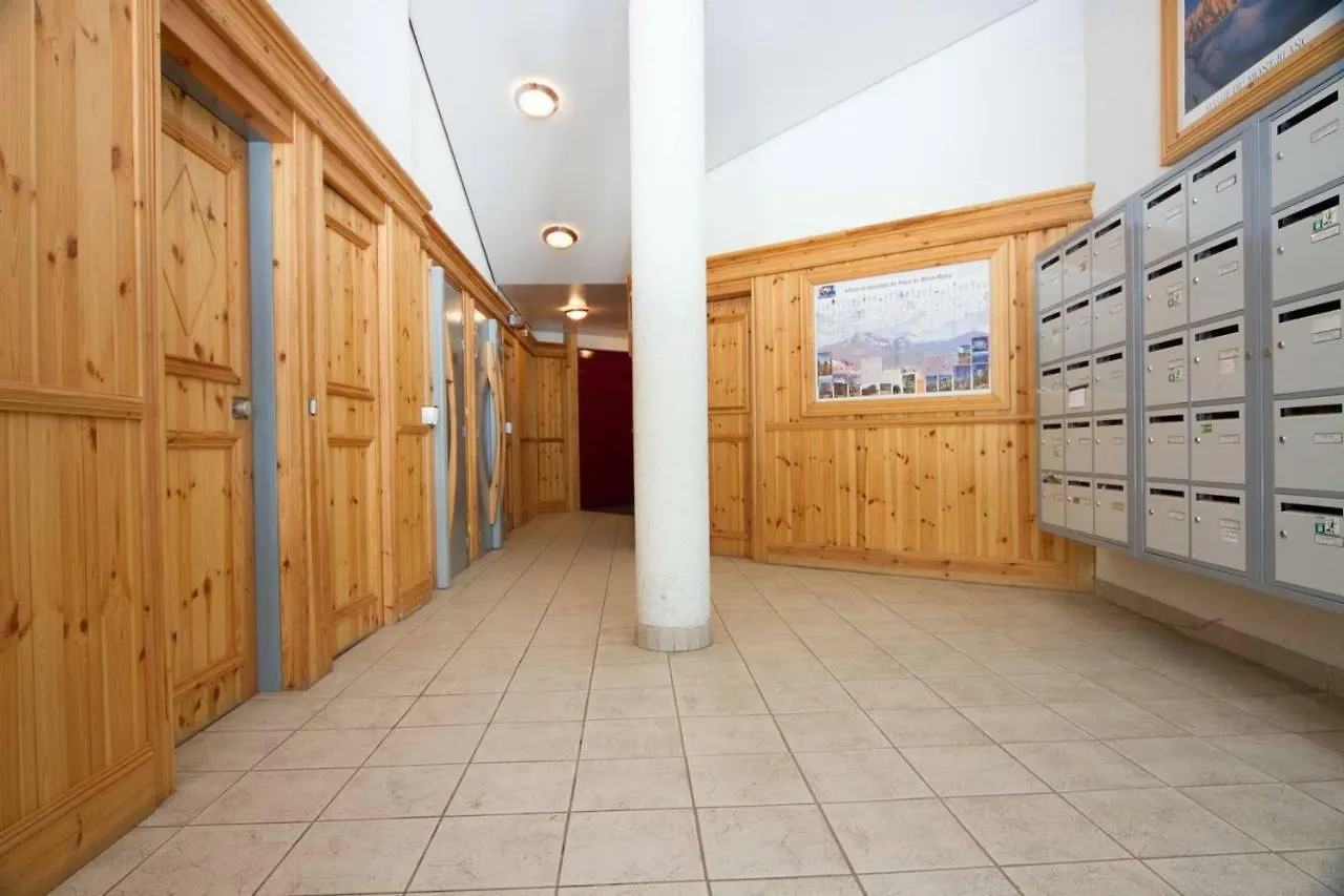 Апартаменты Cozy Chamonix Ski Studio With Mountain Views
